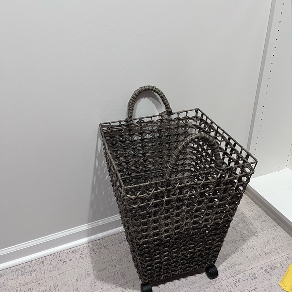 Clothes hamper - Picture 2 of 3